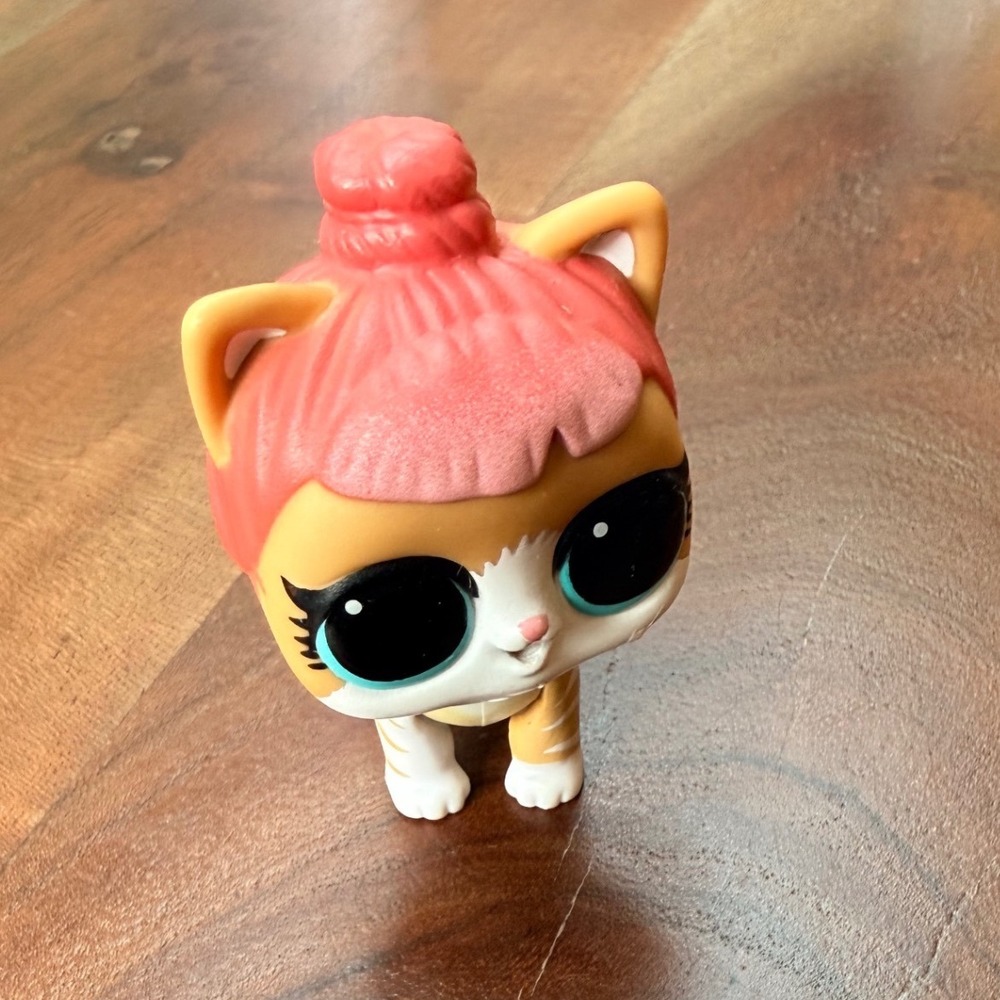 LOL Surprise Pets Eye Spy Series Kitty Bun Cat Figure Tan Pink Top Knot Bun - Picture 1 of 5